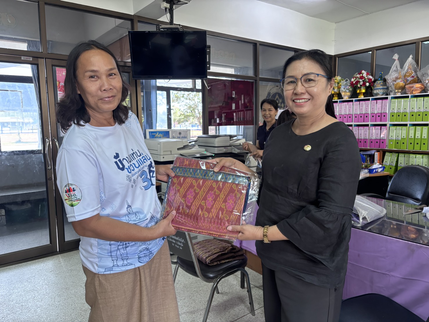 สพอ.บ้านแท่น ลงพื้นที่ติดตาม สนับสนุนและส่งเสริมกลุ่มทอผ้าไหม