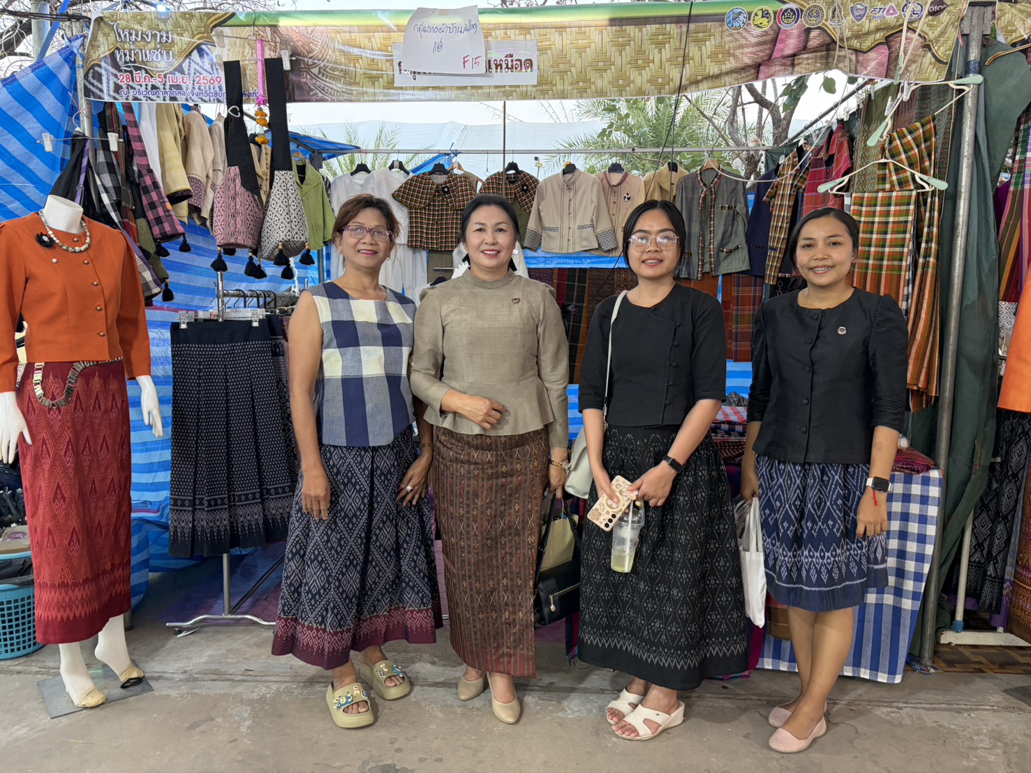 สพอ.บ้านแท่น ร่วมส่งเสริมและสนับสนุนการจำหน่ายสินค้า OTOP ในงานเทศกาลไหม หม่ำชัยภูมิ ประจำปี 2569 “ไหมงาม หม่ำแซ่บ”